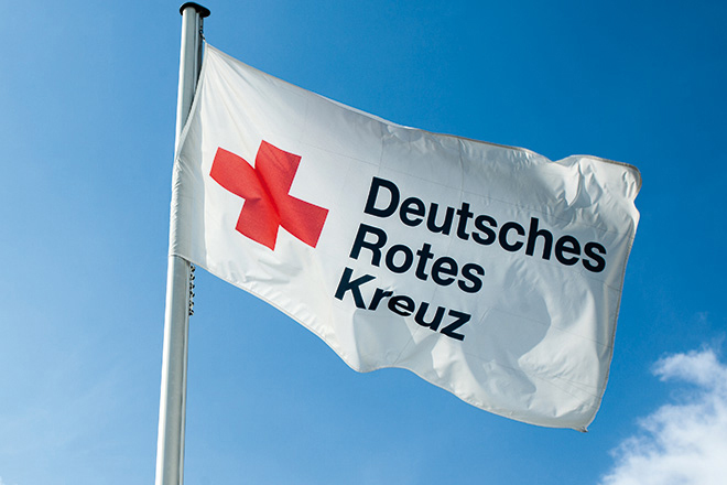 weiße Flagge mit Schriftzug Deutsches Rotes Kreuz