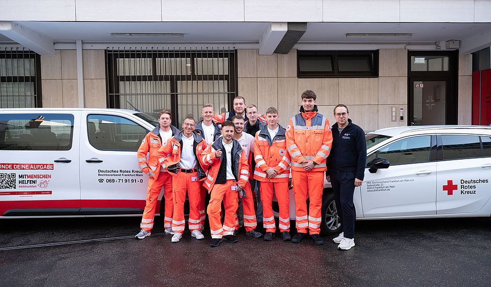 DRK Frankfurt Geschäftsführer Dierk Dallwitz mit DRK-Botschafter*innen