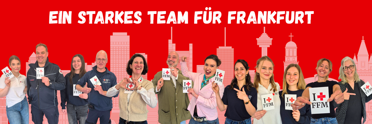 Das Bild zeigt Mitarbeitende aus unterschiedlichen Arbeitsbereichen des DRK in Frankfurt