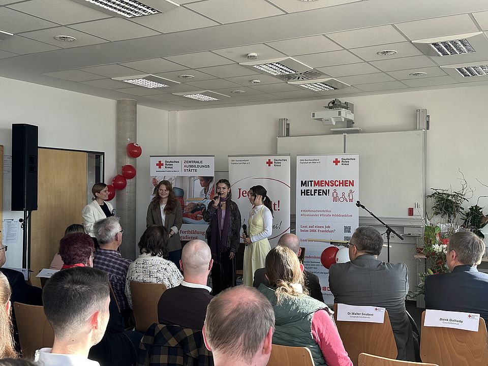 Auszubildende in der Rettungsdienstschule in einem Schulungsraum