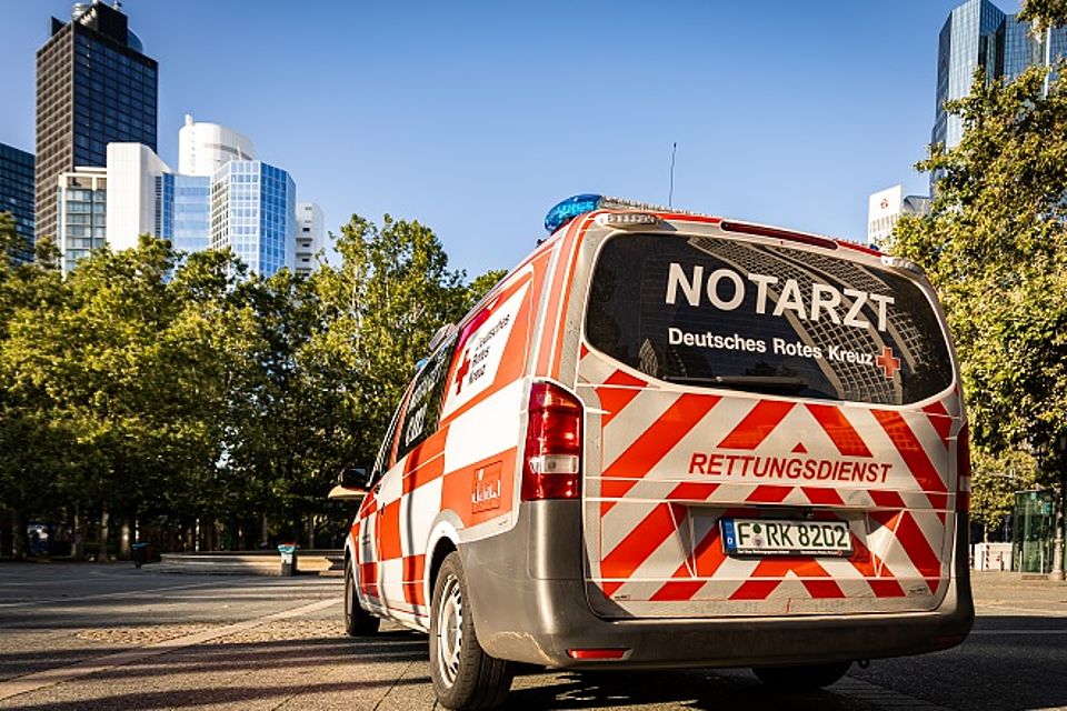 Das Deutsche Rote Kreuz besetzt in Frankfurt ein Notarzteinsatzfahrzeug (NEF).