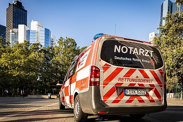 Das Deutsche Rote Kreuz besetzt in Frankfurt ein Notarzteinsatzfahrzeug (NEF).